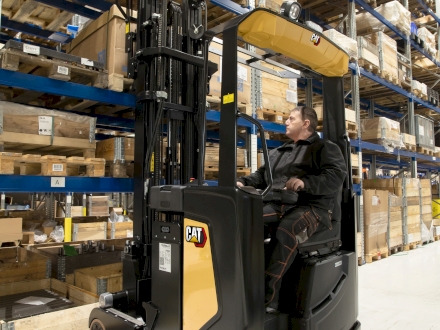 A Cat® Lift Trucks két belépő modell bevezetése, tolóoszlopos targoncák használatának előnyei a széleskörű anyagmozgatásban