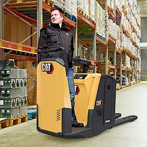Tegye sokoldalúbbá raktárát Cat® gyalogkíséretű raklapszállító és raklapemelő targoncákkal